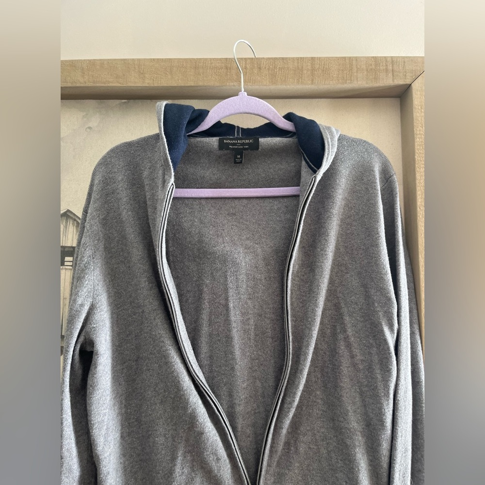 Banana Republic (lux yarn) men’s hooded zip up. Grey with navy hood. Sz Medium
